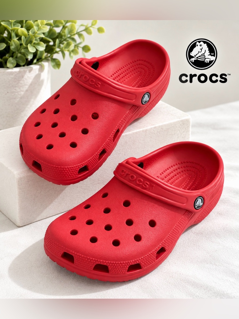 CROCS Women Classic Clog in Bright Red Size 7